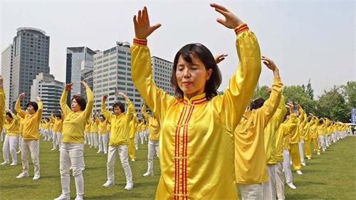 '图4:二零一九年五月十二日,韩国法轮功学员在首尔广场集体炼功庆祝世界法轮大法日。'