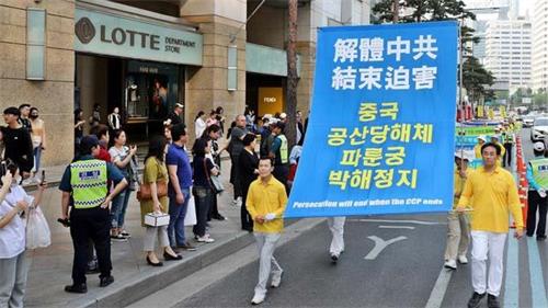 '图5:二零一九年五月十二日,庆祝法轮大法弘传二十七周年,韩国法轮功学员在首尔市中心举行盛大游行活动。'