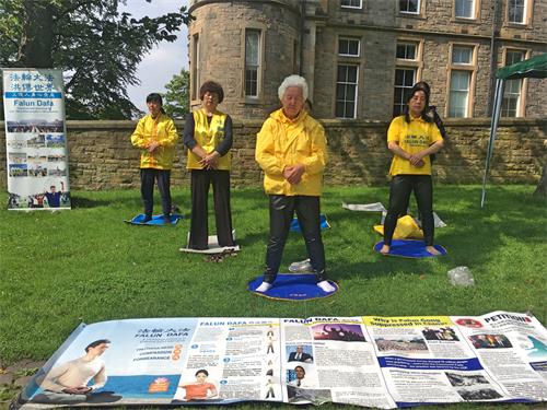 图1:法轮功学员演示功法。