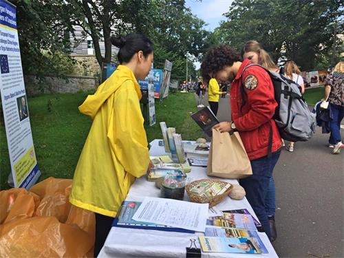 图2:学员也设立了真相桌,这位先生正在了解真相。