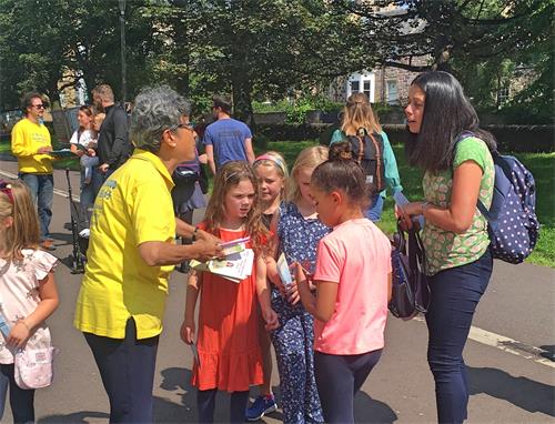 图3~4:法轮功学员向民众讲真相。