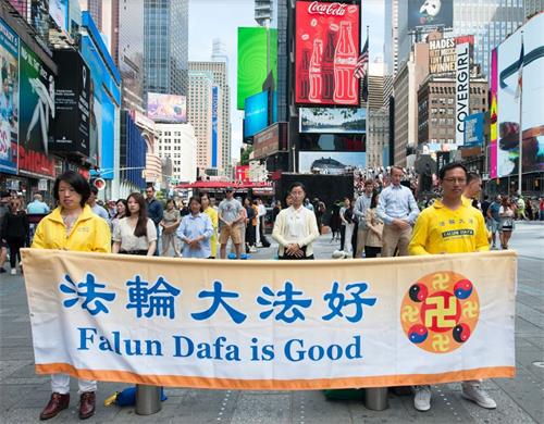 图1-4:法轮功学员在纽约曼哈顿42街时代广场(Times Squares)集体展示功法。