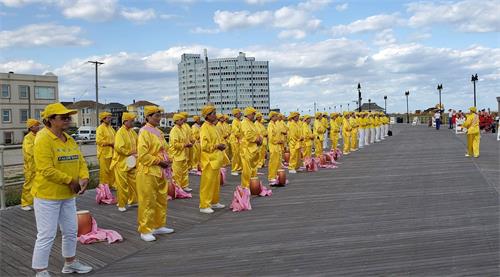 '图5:法轮功学员游行前集体炼功'