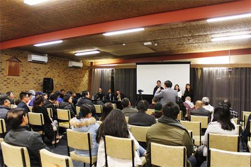 '图1:二零一九年九月六日晚,墨尔本越南社区举办了获奖纪录片《活摘》放映会。图为观众和特邀嘉宾互动,观众们表示,纪录片揭示的真相令人震惊。'