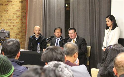 '图3:维州上议院议员菲恩(Bernie Finn MP)在回答观众提问。'