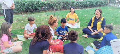 '图2:青少年们在学功'