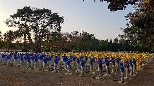 '图3:二十二日早上,数百位法轮功学员齐集Renon广场上一起炼功'