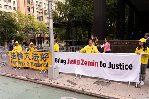 图7~10:在第七十四届联合国峰会期间,纽约部分法轮功学员在纽约曼哈顿哈的马绍广场和联合国前的第二大道上的四十四街到五十二街的多个地段和平请愿,呼吁各界关注中共残酷迫害法轮功,共同帮助制止迫害。