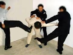 '酷刑演示图:殴打'