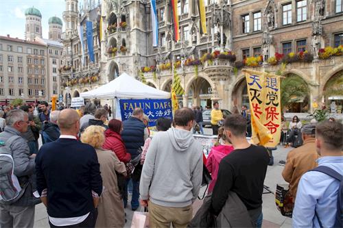 '图1:二零一九年九月二十八日,德国法轮功学员在慕尼黑玛琳广场(Marienplatz)举办活动,向民众展示法轮功学员反迫害的历程。'