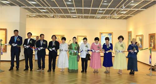 '图1:主流社会人士出席釜山市政府“真善忍国际美术展”开幕式上'