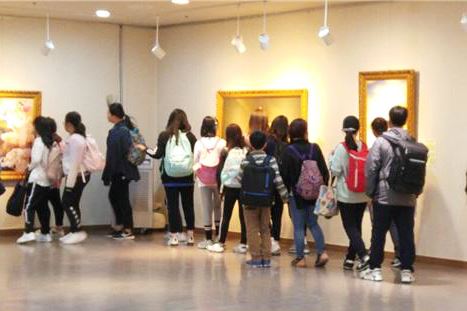 '图5:小学生们在冰上中心展馆的美术展上团体观看'