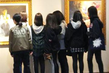 '图7:中学生们一起观看画作'