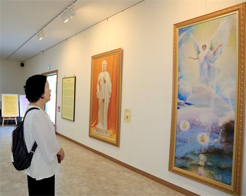 '图10:釜山市民在欣赏“主佛降临”画作'