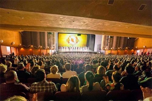 '图3:二零二零一月十一日和十二日,神韵环球艺术团重返加州圣荷西表演艺术中心(San Jose Center for the Performing Arts)上演三场演出。场场爆满。图为一月十一日演出爆满的盛况。'