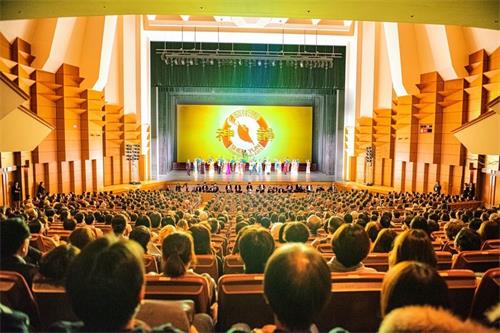 '图5:二零二零年一月十日至十一日,美国神韵纽约艺术团在日本东京的文京市民音乐厅(TOKYO Bunkyo Civic Hall)的三场演出,票房售罄。神韵以超凡脱俗的音乐和舞蹈,向观众传递“善的力量”、传递博大精深的传统道德价值观,内敛含蓄的日本观众一次次深受感动,最后在掌声雷动中,亮丽落幕。'