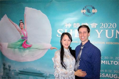 '图13:二零二零年一月九日晚上,神韵世界艺术团在加拿大密西沙加表演艺术中心(MISSISSAUGA Living Arts Centre)上演了第二场演出。六年前刚到加拿大就听朋友介绍过神韵的王女士,终于如愿观赏到演出。'