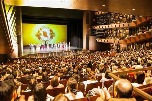 '图5:二零二零年一月十八日,神韵纽约艺术团在日本堺市民艺术文化厅(Sakai Performing Arts Center)上演两场演出,连续大爆满。日本主流赞神韵是完美无瑕的艺术,期盼神韵明年再来。'