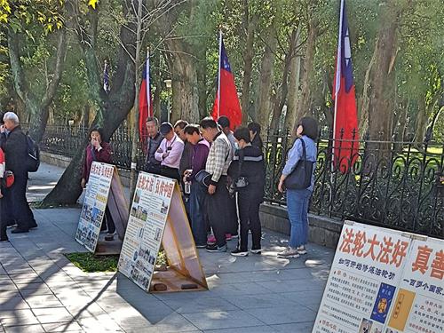 '图1~2:庚子年大年初一,二零二零年一月二十五日,法轮功学员坚持在台北国父纪念馆园区传播真相。'