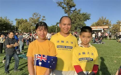 '图6:越南裔法轮功学员Trong带三个孩子来参加澳洲国庆游行。'