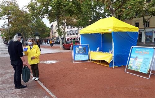 '图6:九月末,法轮功学员在里昂市第四区的红十字山广场(Place de la Croix-Rousse)举行了信息日活动。'