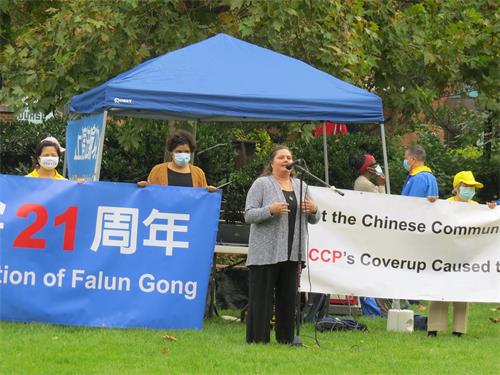 '图6:珍妮(Jennie)向游客介绍自己对法轮功的感受。'