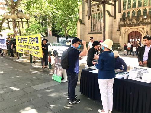'图8:这位先生(背双肩包者)说:“我的华人朋友很关注这件事。”'