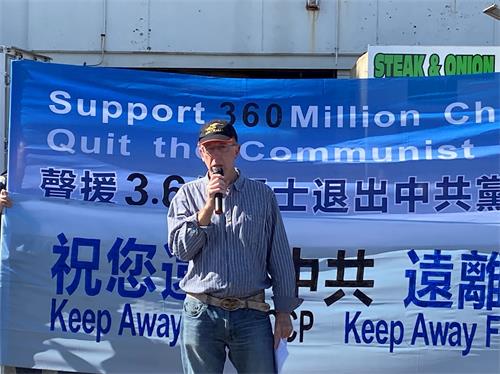 '图4:克里斯·纽曼在集会上发表演讲。'