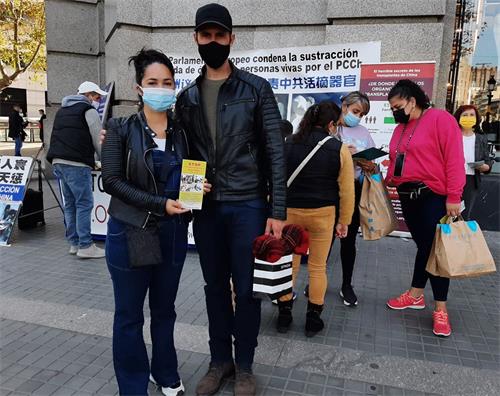 '图5:卡琳娜 (Karina R.)和拉斐尔(Rafael G.)支持法轮功学员反迫害。'