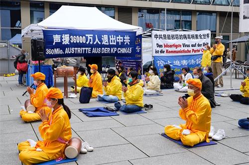 '图1：法轮功学员声援三亿六千万中国人三<span