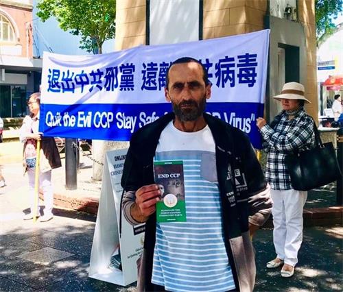 '图10:悉尼居民约翰·迈克尔(John Michael)说:“你们做的事情之所以伟大,是因为它能使更多的人知道正在发生的事情,人们将更好地了解中共的本质。”'