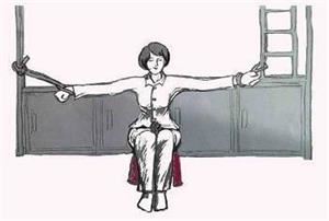 '体罚示意图:长时间罚坐小凳(一个动作不许动)'
