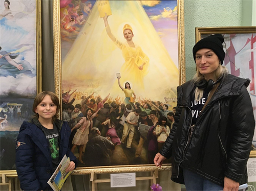 '图4:亚力山德拉与幼子:欣赏画展,了解人类来源'