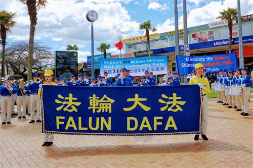 '图2:天国乐团在表演中。'