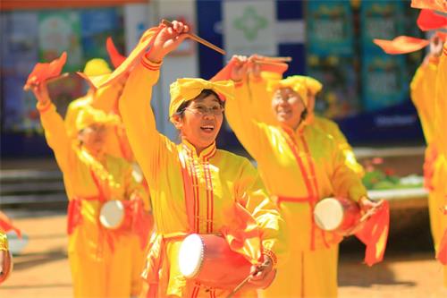 '图3:腰鼓队在表演中。'