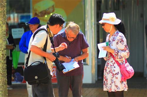 '图4:明白真相的人们纷纷签名支持退出中共运动。'