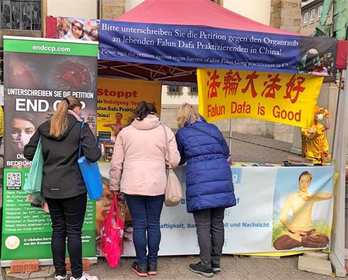 '图1:二零二零年十一月二十一日,法轮功学员在埃森市设立真相点,不少民众在了解中共的邪恶后,签名支持解体中共。'