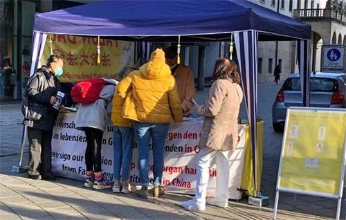 '图2:了解真相后但民众签名制止活摘和解体中共。'