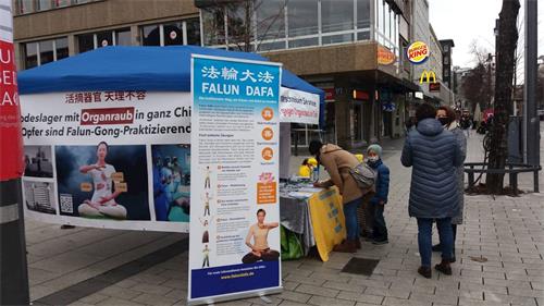 '图5:十一月十三日,法轮功学员于在曼海姆地标水塔(Wasserturm)举办信息日活动。'