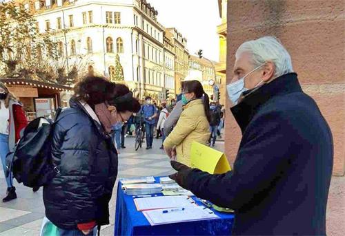 '图7:二零二零年二十一日,法轮功学员在海德堡俾斯麦广场 (Bismarckplatz)设立真相点,揭露中共的邪恶。'