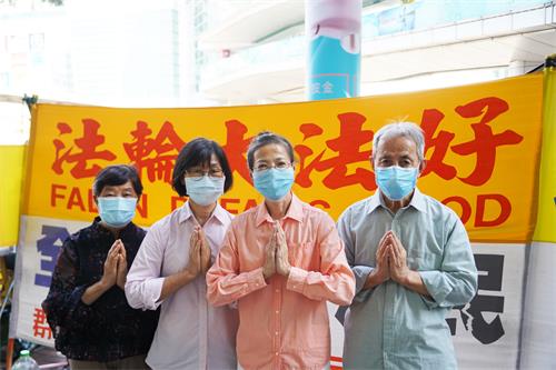 图:香港真相景点讲真相法轮功学员感恩法轮功创始人李洪志先生洪传大法(左一为郑小姐,左三为小王)。