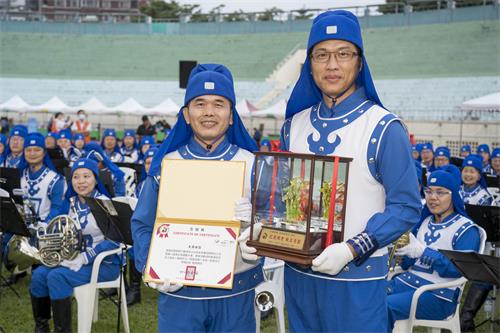 图1~2:二零二零年十一月二十八日,由台湾卫福部、高雄市政府指导,在高雄市中正体育馆举办两年一次的“全国志工大会师”,法轮大法天国乐团获颁最特别的贡献奖及感谢状。
