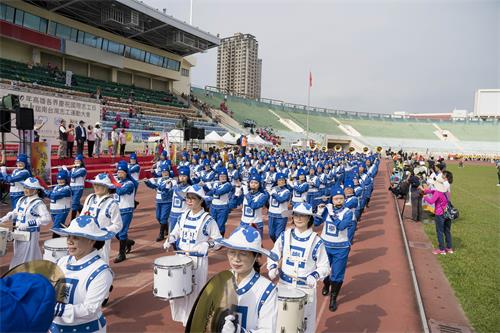 图3~5:二零二零年十一月二十八日,第十一届,“全国志工大会师”台湾法轮大法天国乐团应邀以宏亮的鼓号乐声引领上百志工服务团队进场,受到志工朋友们的欢迎。