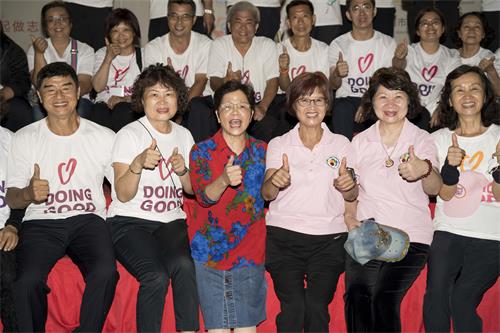 图6:国际志工交流协会理事长许惠美女士(前排左三)对法轮功天国乐团赞赏有加。她说:“法轮功天国乐团引领我们进场是一种感动、一种荣耀。我们已有十多年的深厚友谊。”