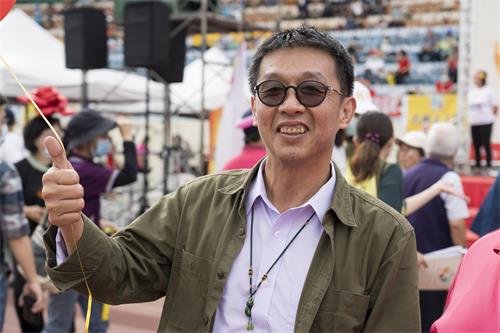 图8:法轮功之友、立法委员许智杰比起大拇指赞道:“法轮功是一个很好的团体,可以炼功又可以强身,全世界都很肯定。”
