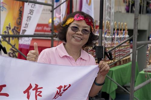 图9:辅导理事长庄月珠:“法轮功天国乐团是我们志工精神的典范。”