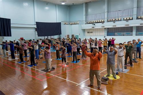 '图:高雄部份炼功点辅导员于高雄仁武区中华电信训练所活动中心集体炼功。'
