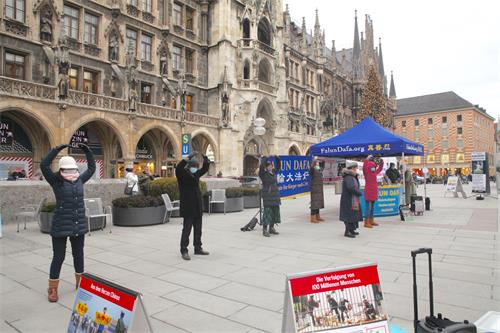 图2:二零二零年十二月七日,法轮功学员在市中心玛琳广场(Marienplatz)展示功法。