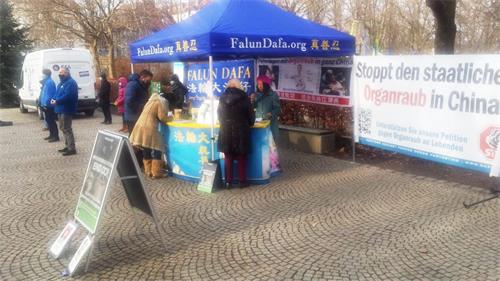 图6:二零二零年十二月十一日,法轮功学员在自由慕尼黑广场(Münchner Freiheit)举办讲真相活动。