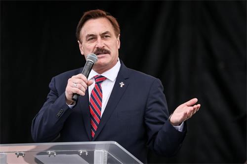 '图4：2020年12月12日，My Pillow公司的首席执行官林戴尔（Mike Lindell）在集会上发言。（Samira Bouer／大<span